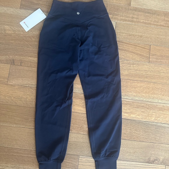 BNWT size 4 Lululemon joggers - Navy - Picture 3 of 3